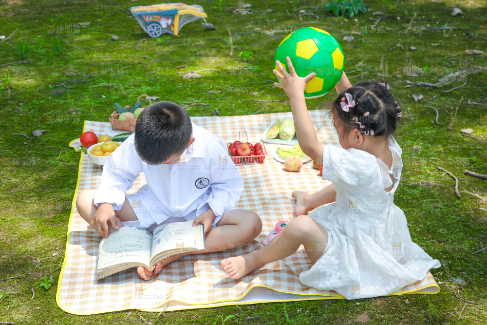 小孩子正在游玩