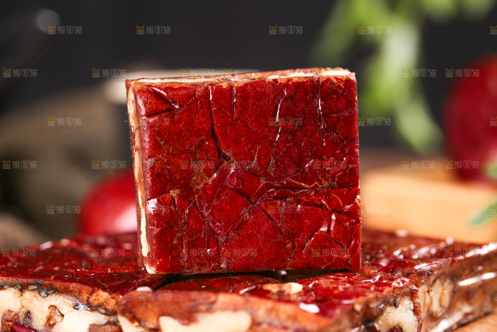 摆放着一堆的红枣糕