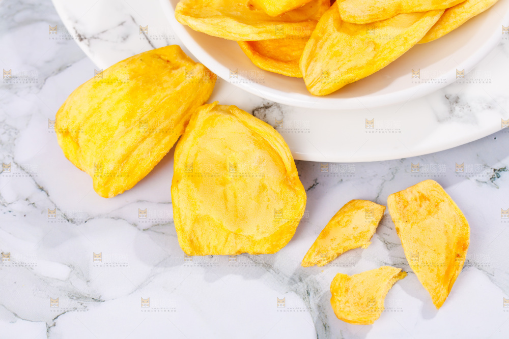 碟子里装着菠萝蜜干