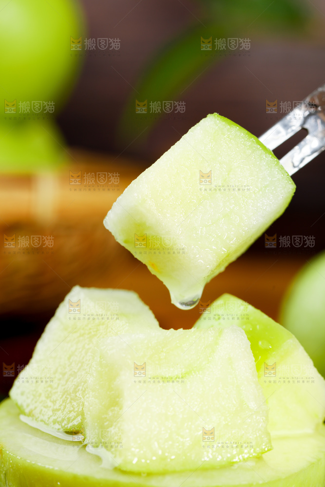 叉子叉着一块脆甜青苹果