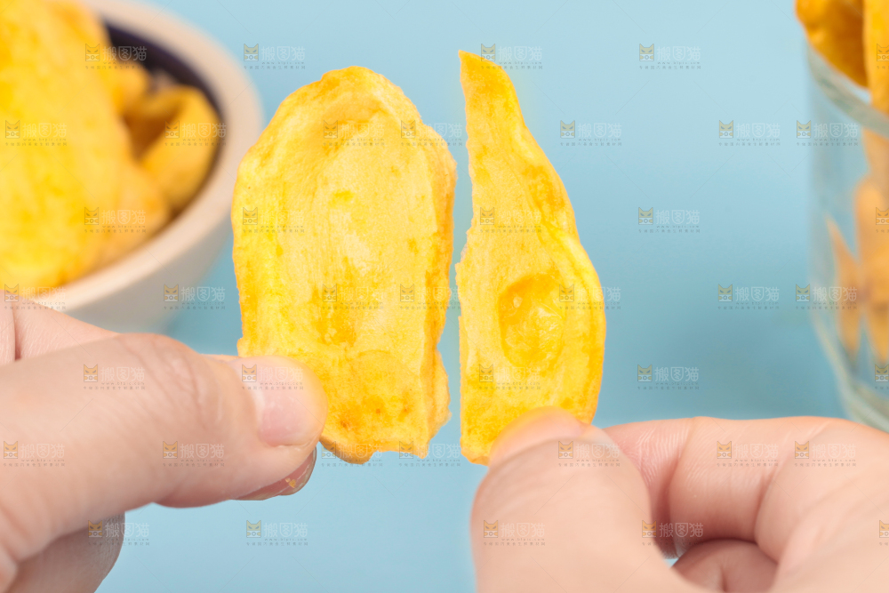 手里拿着菠萝蜜干