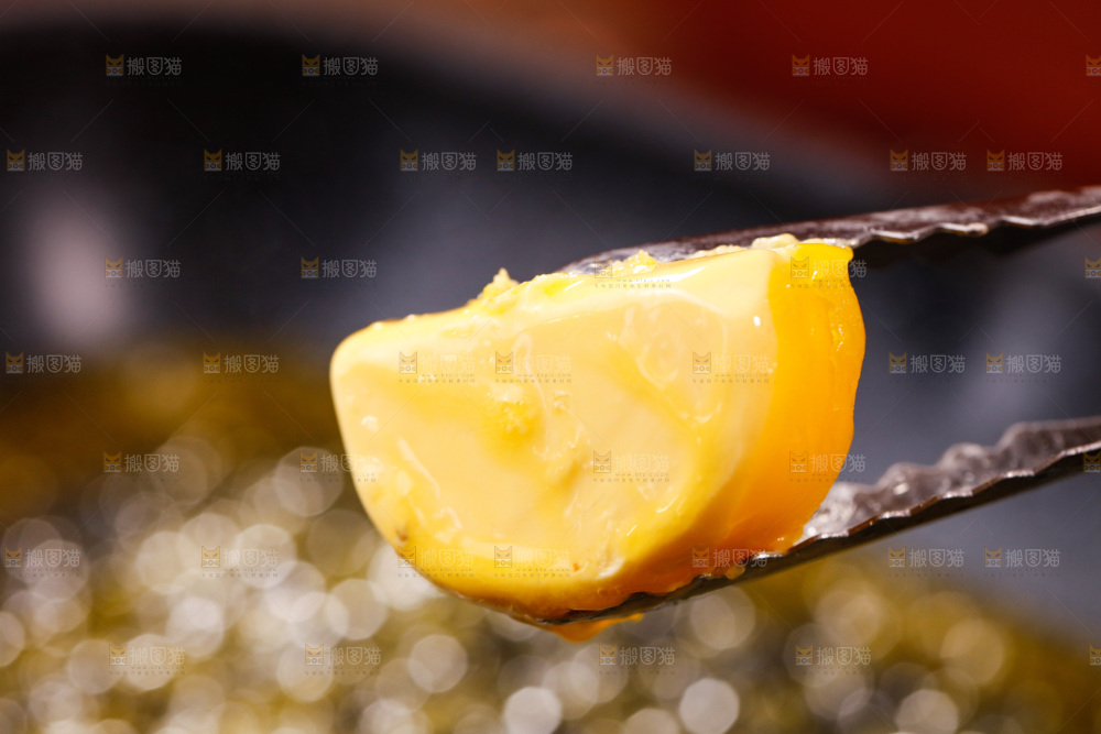 夹子夹着一块黄油