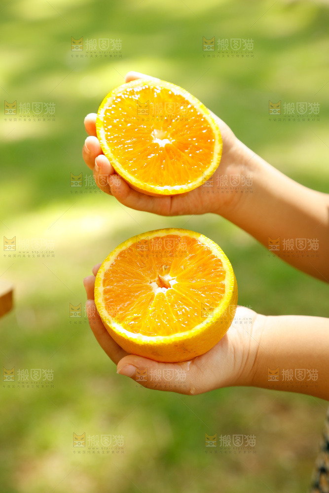 手里拿着橙子