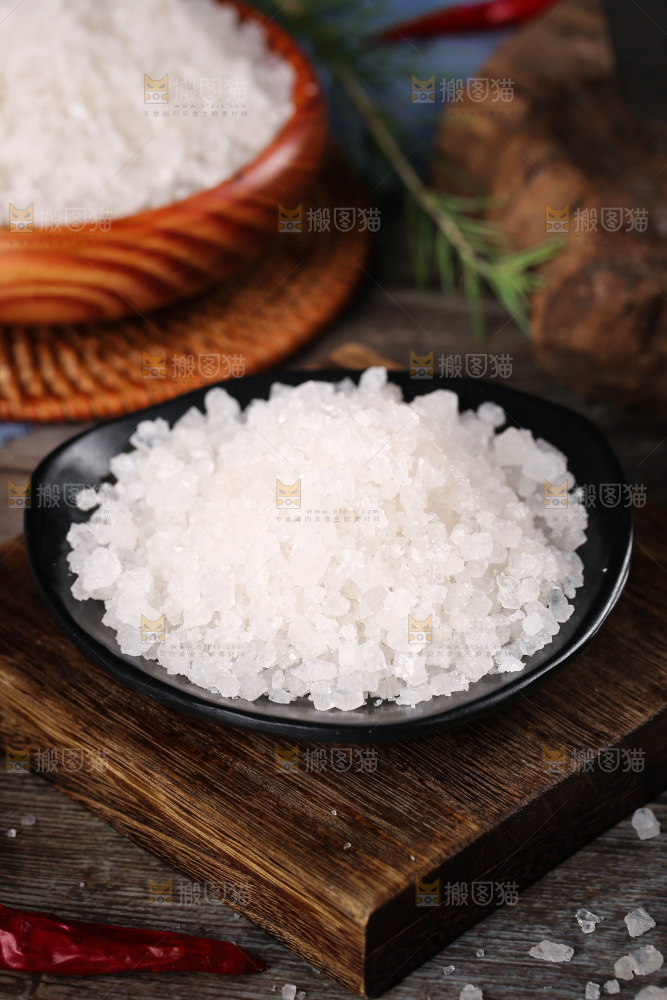 碟子里装着粗盐