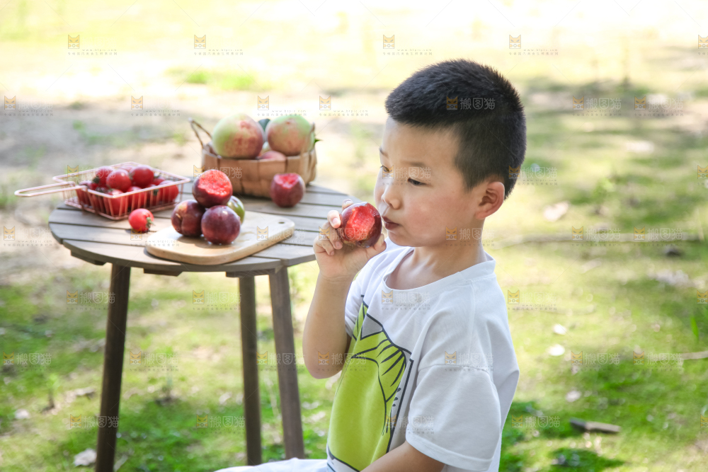 小男孩正在吃水果