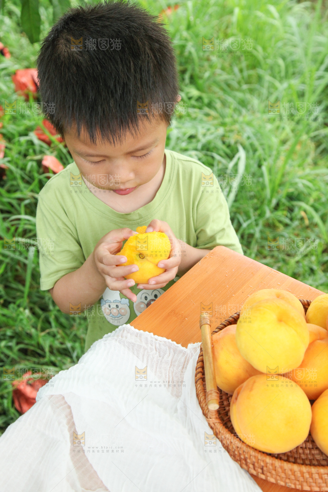 小男孩正在吃黄桃