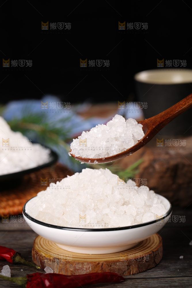 碟子里装着粗盐