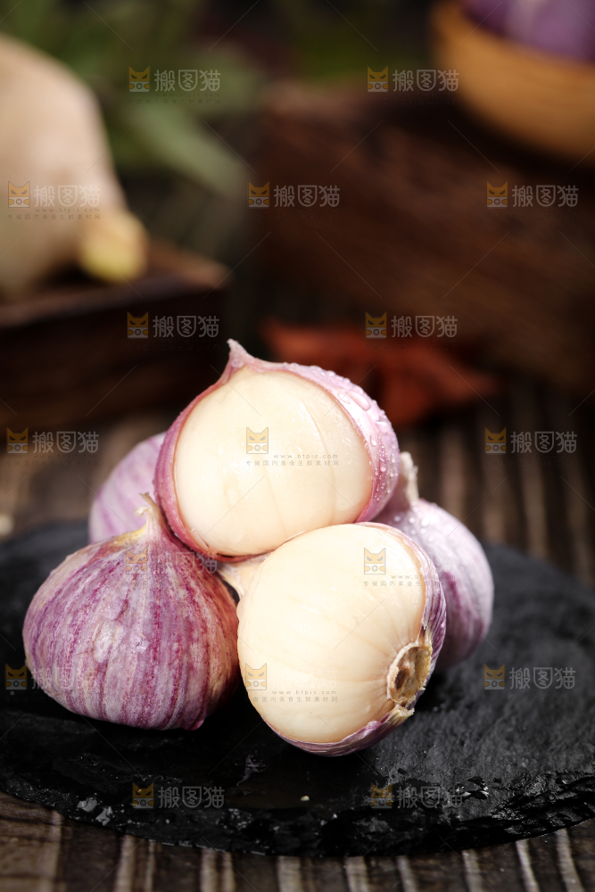 深底上摆放着云南独头蒜