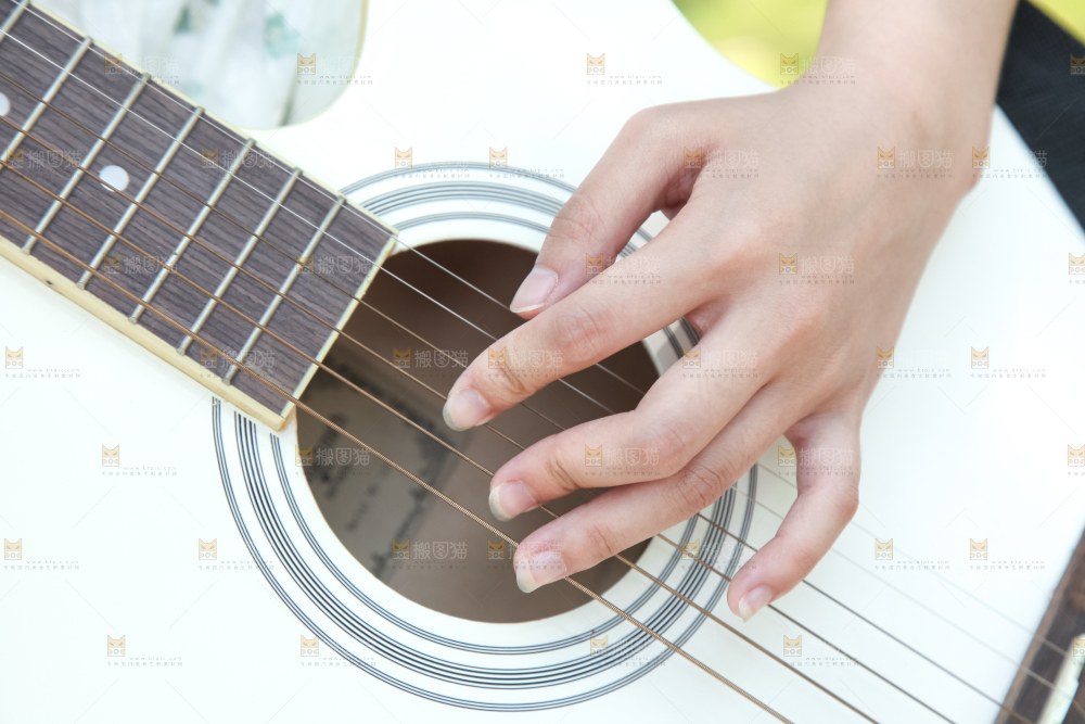 女孩正在弹吉他