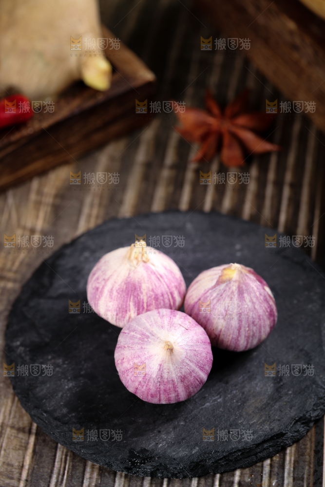 深底上摆放着云南独头蒜