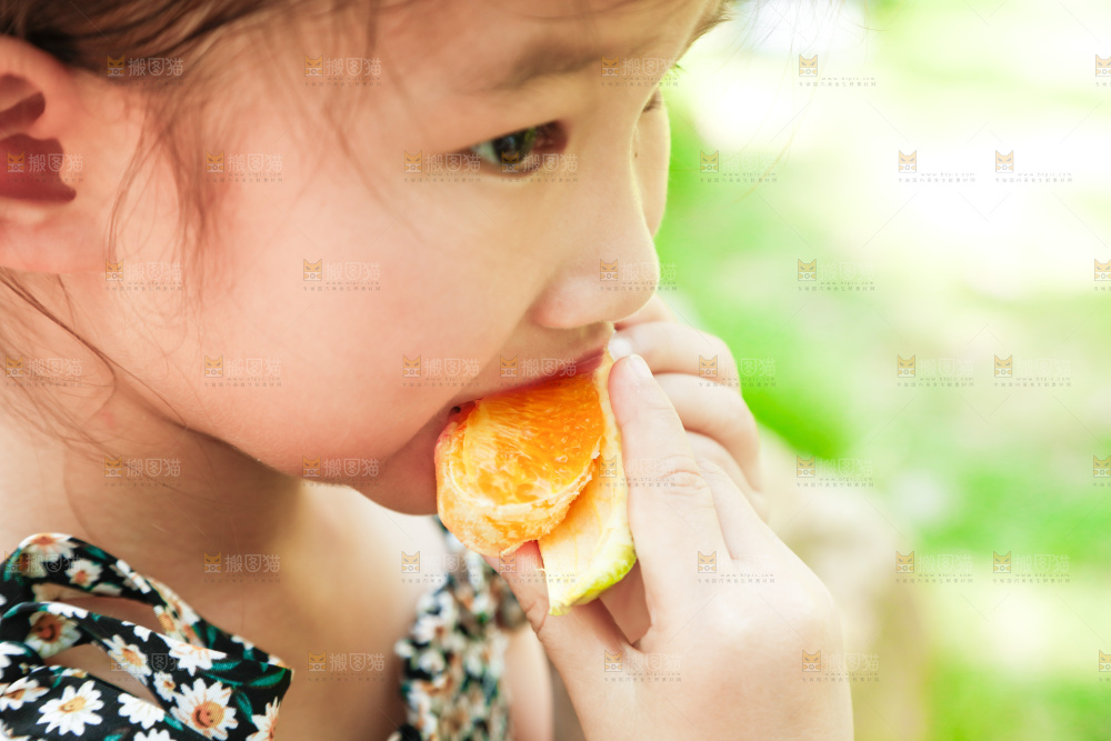 小女孩正在吃橙子