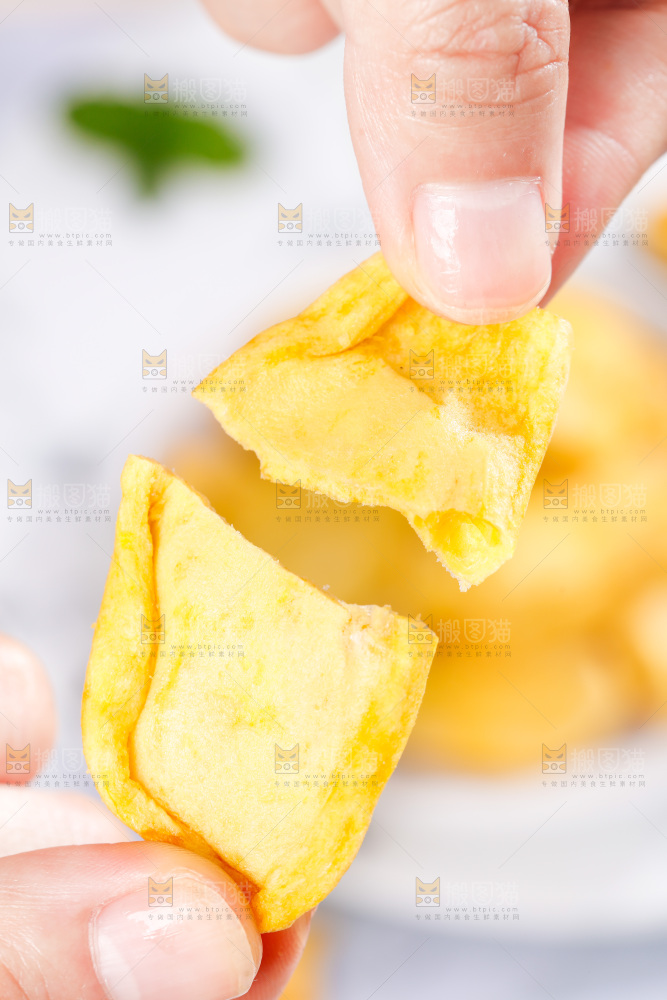 手里拿着菠萝蜜干