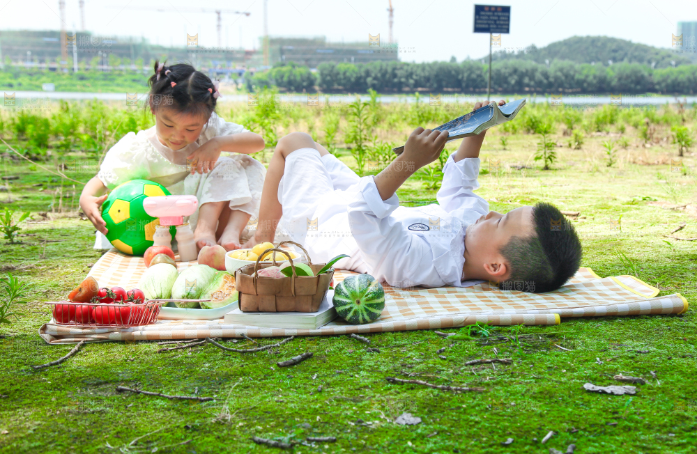小孩子正在游玩