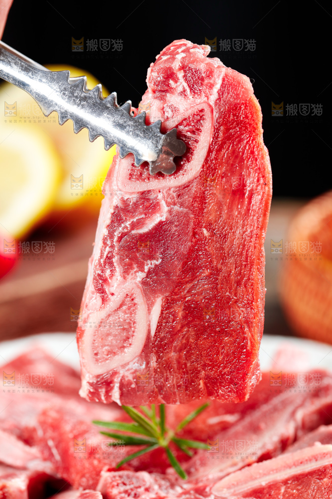 夹子夹着一块牛脊骨