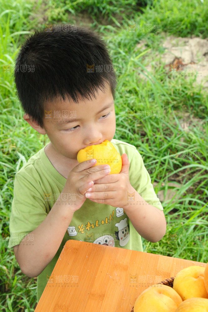 小男孩正在吃黄桃
