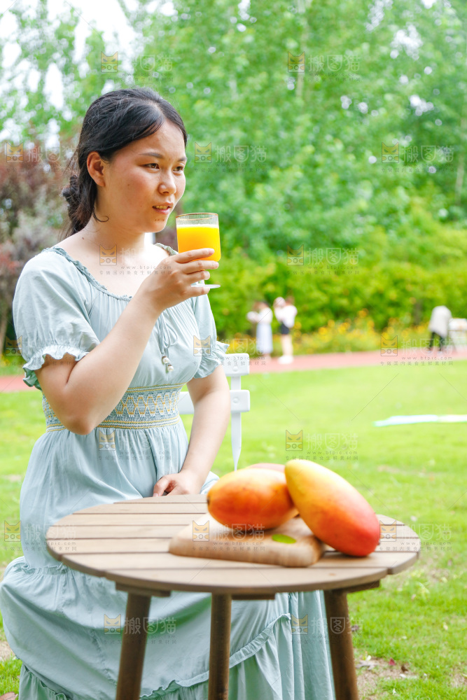 女孩正在喝芒果汁