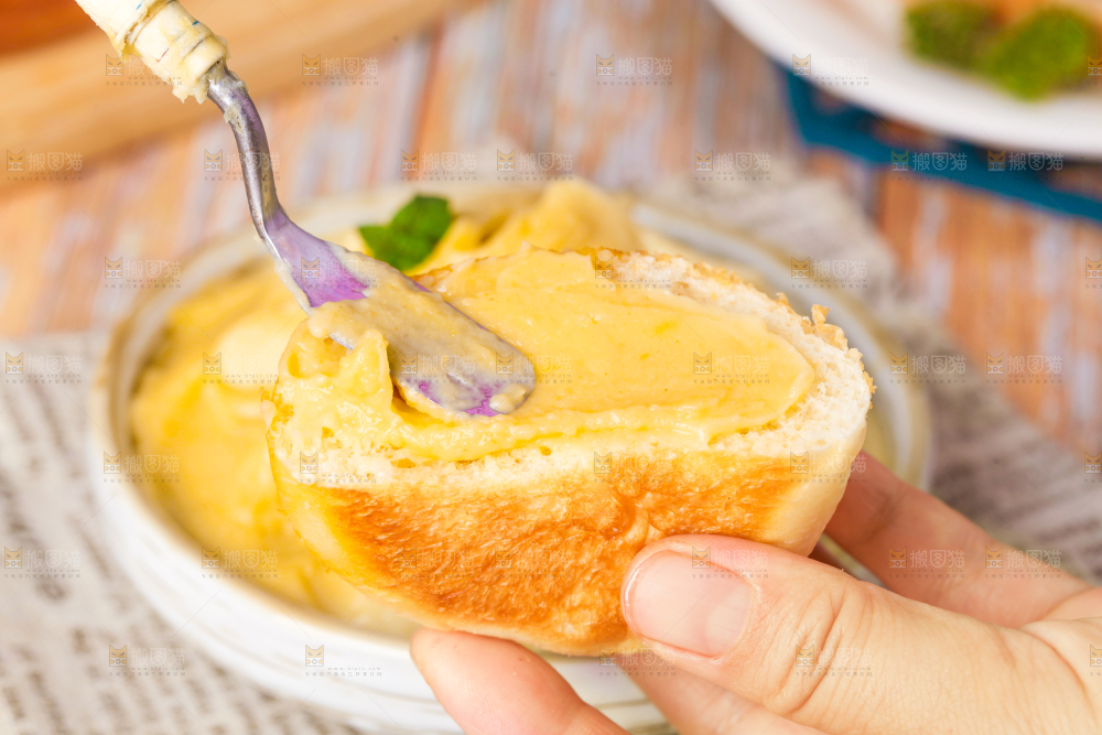 面包上面的榴莲泥