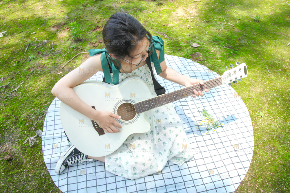 女孩正在弹吉他