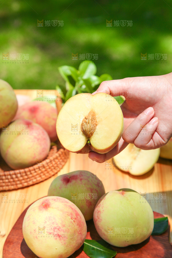 手里拿着蜜桃
