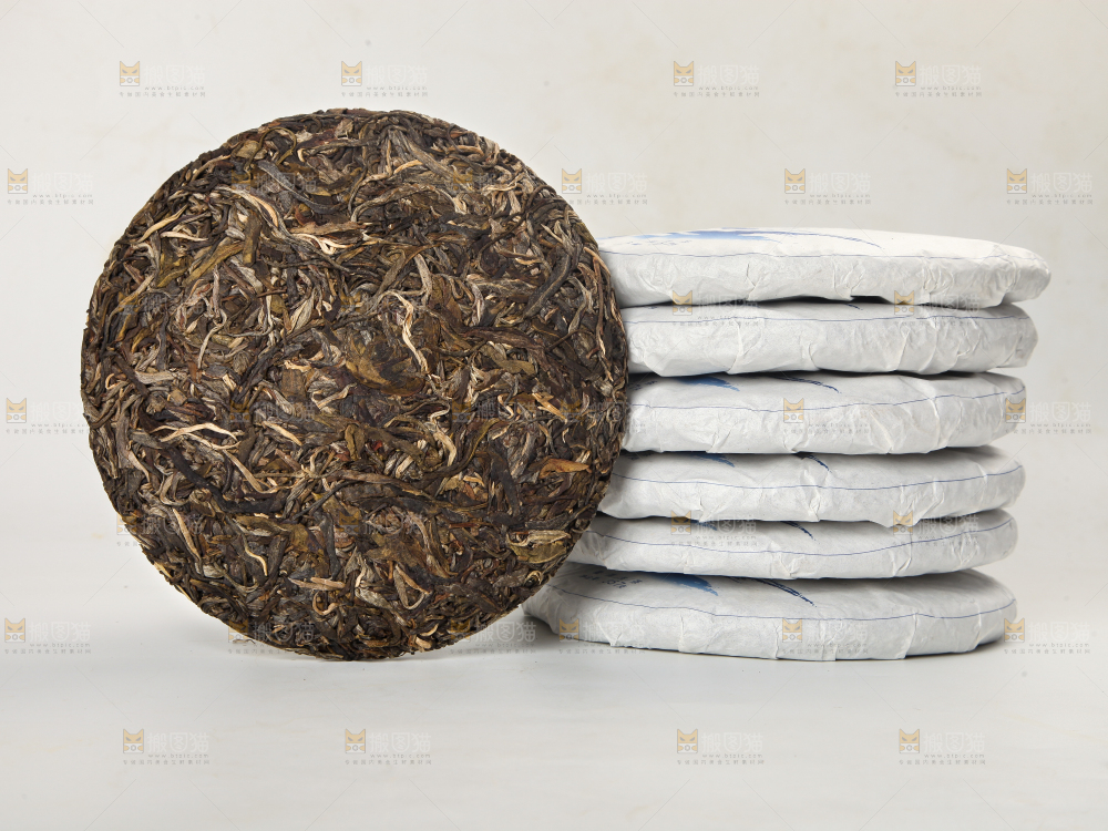 白底上摆放着茶饼
