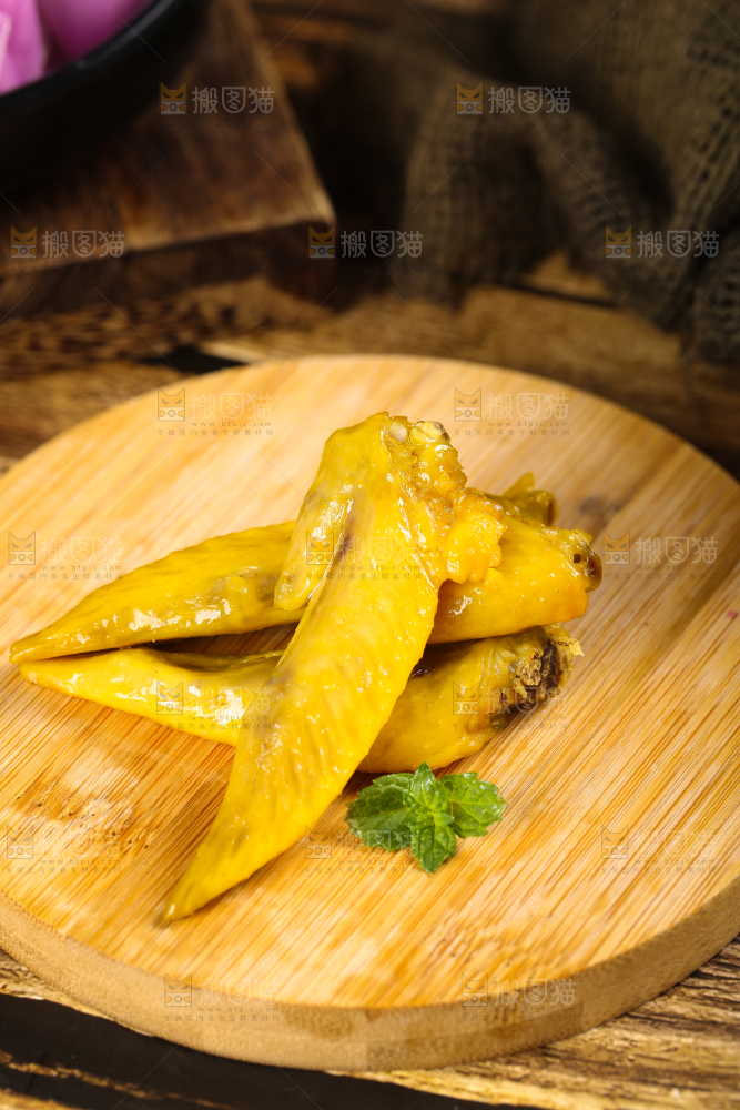 木底上摆放着盐焗鸡翅尖