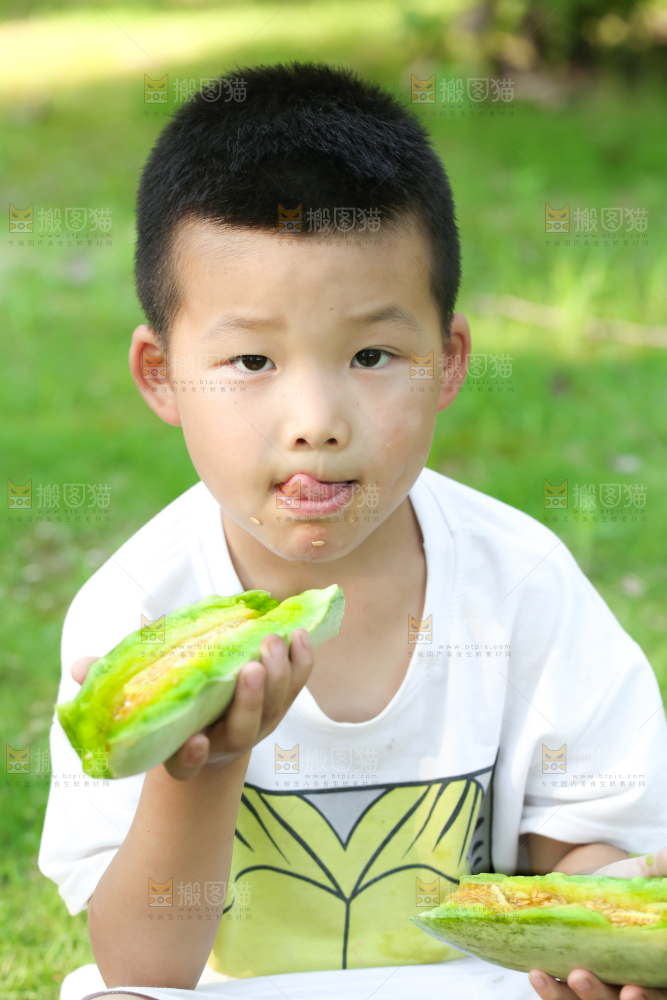 小男孩正在吃羊角蜜