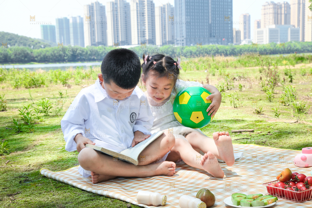 小孩子正在游玩