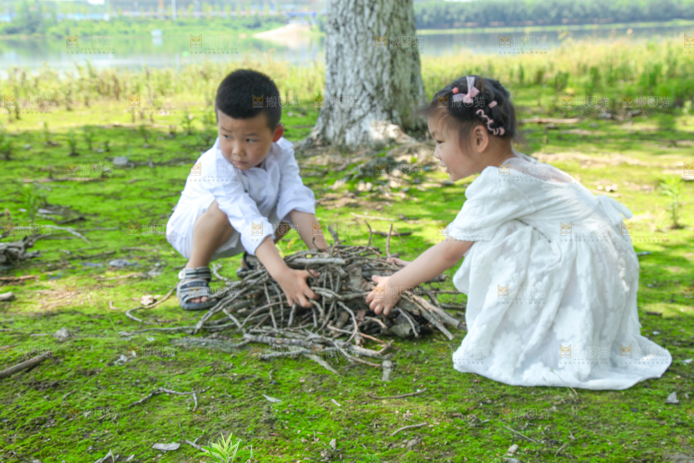 小孩子正在玩耍