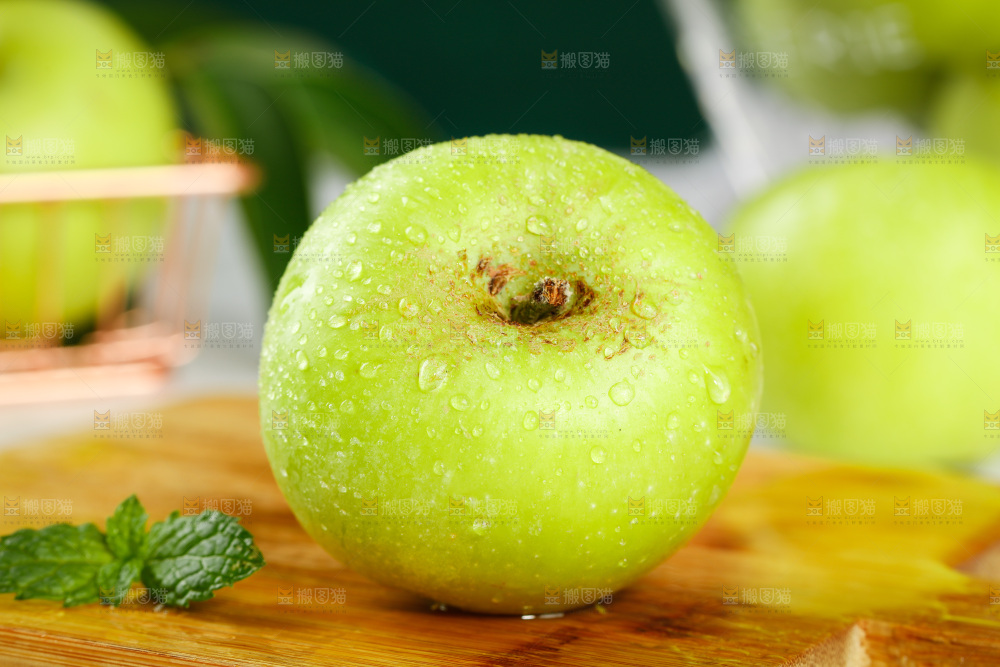 木板上放着陕西青苹果
