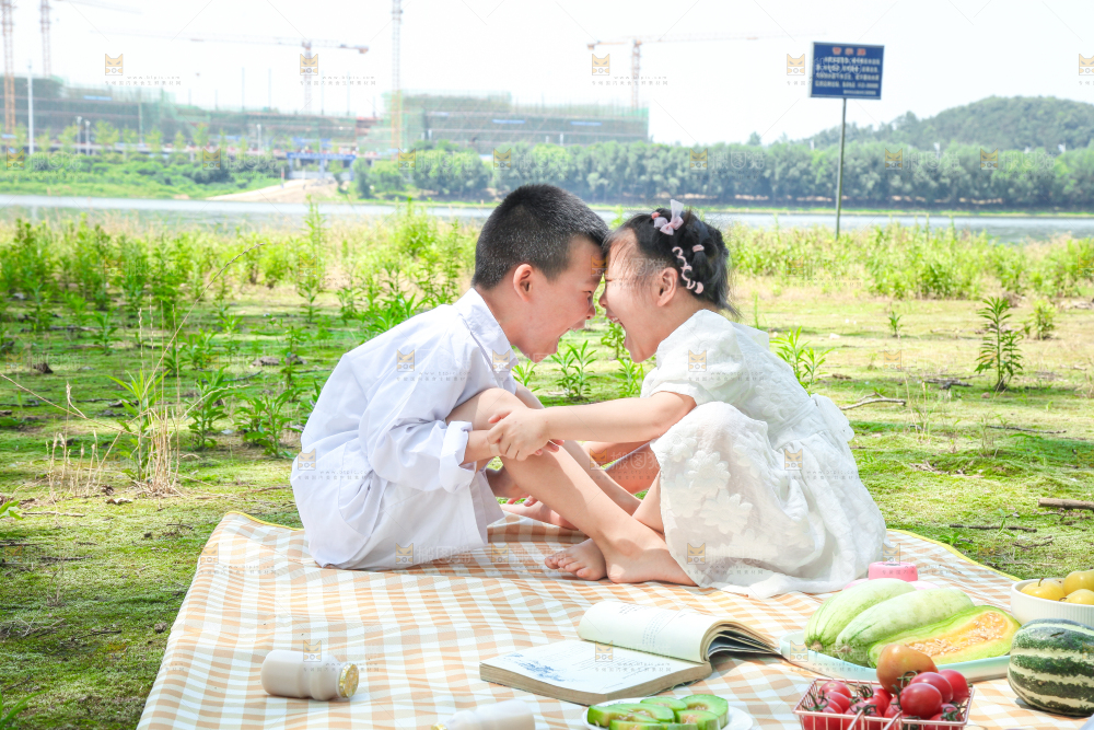 小孩子正在游玩