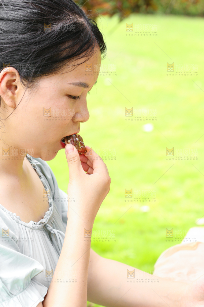 手里拿着枣夹核桃