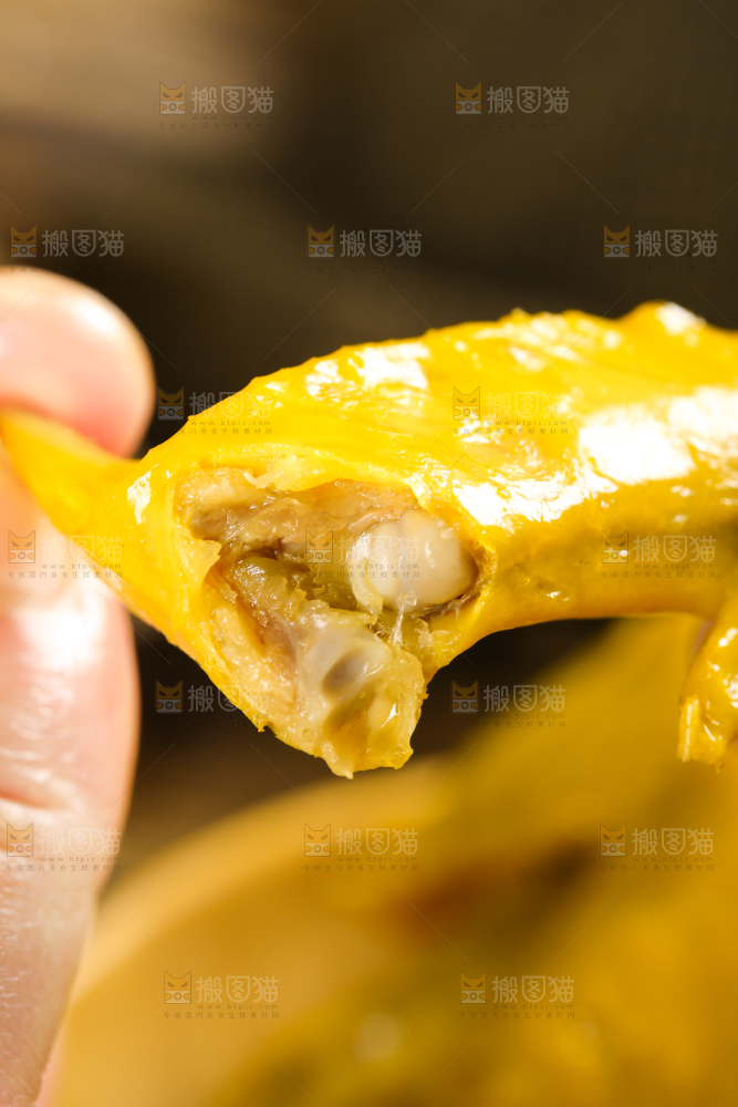 手里拿着盐焗鸡翅