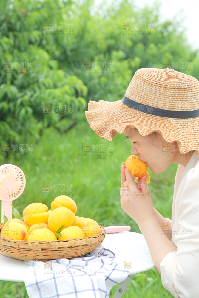 美女正在吃黄桃