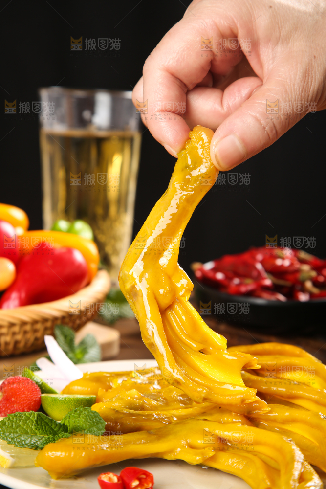 手里拿着鸭掌