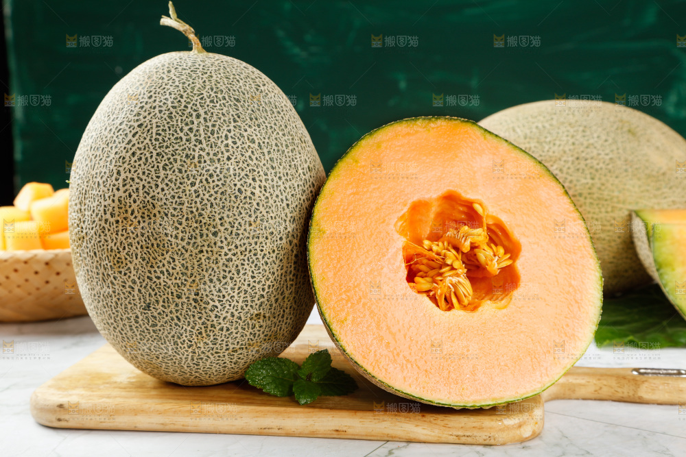 木板上放着网纹哈密瓜