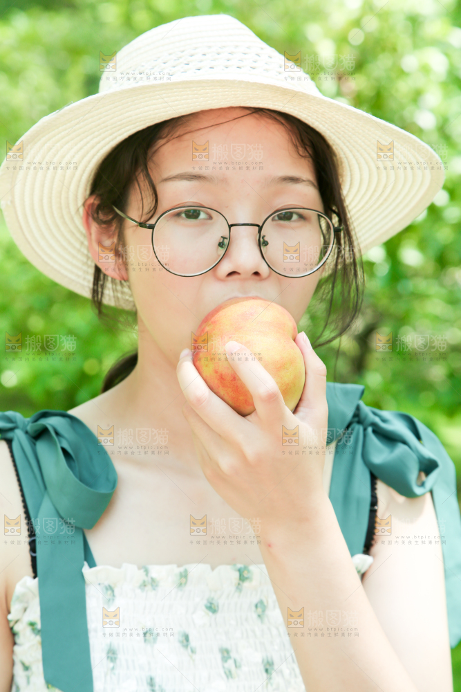 手里拿着蜜桃
