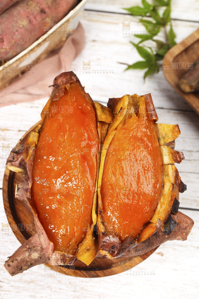 盘子里装着糖心蜜薯