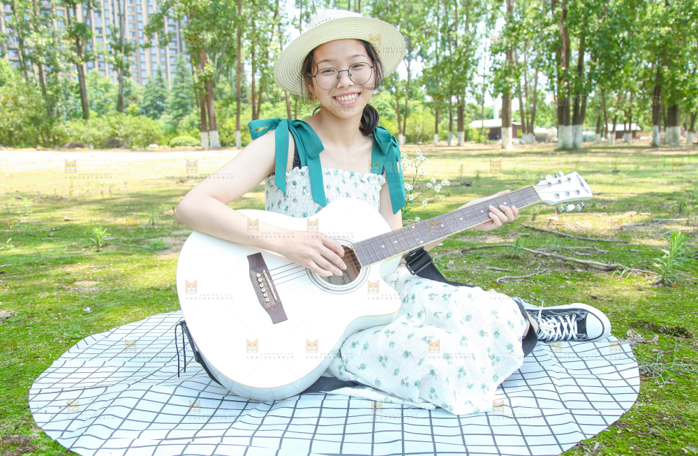 女孩正在弹吉他