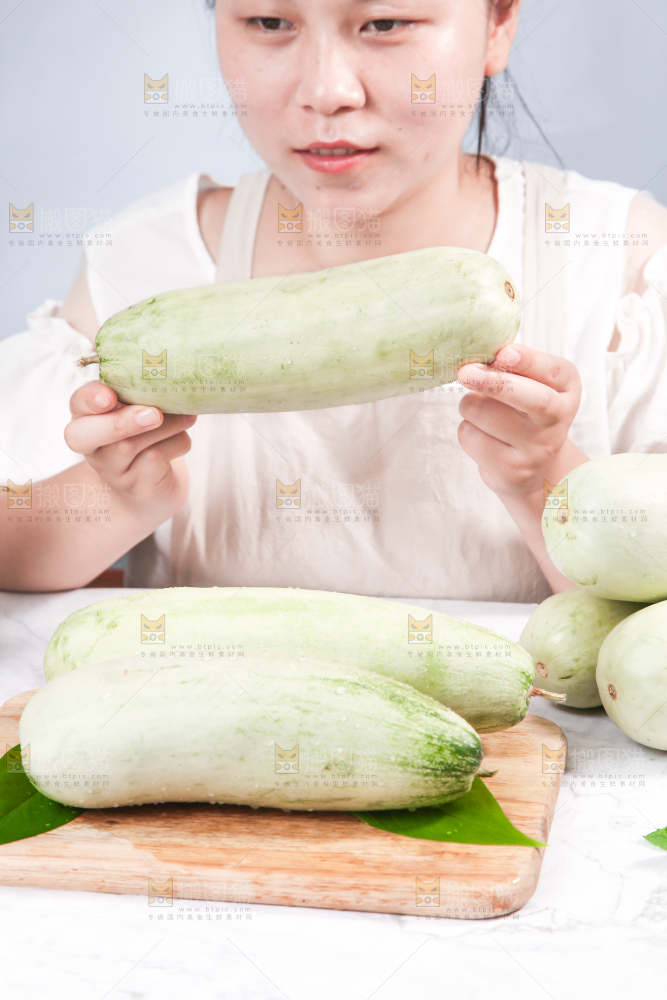 手里拿着羊角蜜