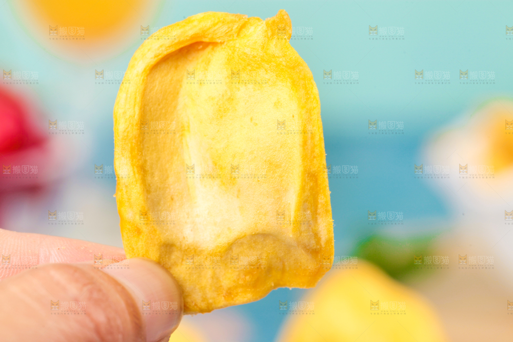 手里拿着水果干