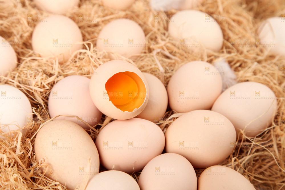 草堆上放着农家鸡蛋