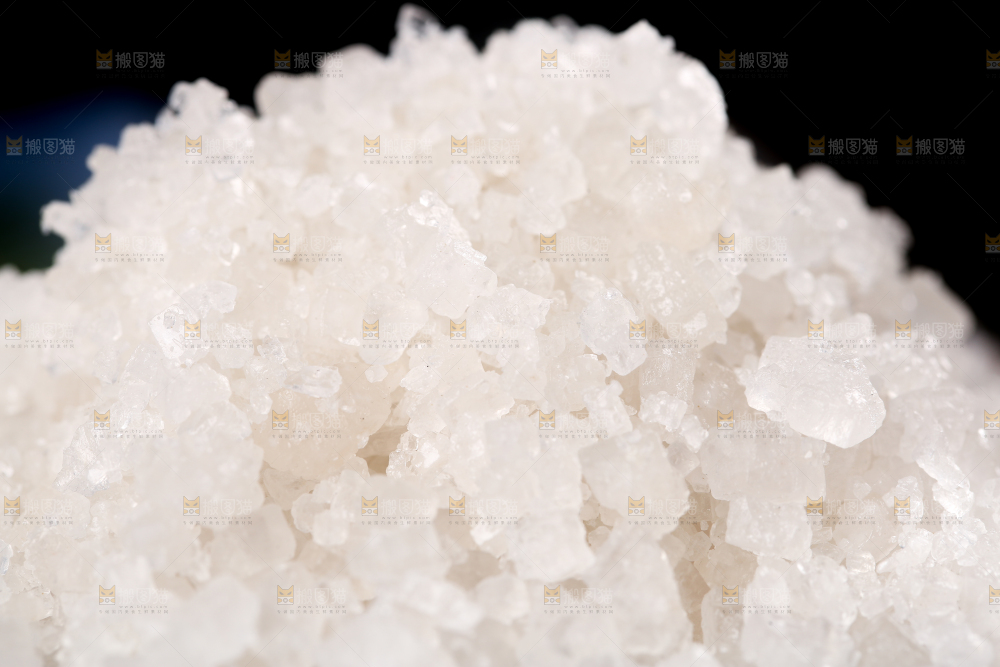摆放着一堆的海盐