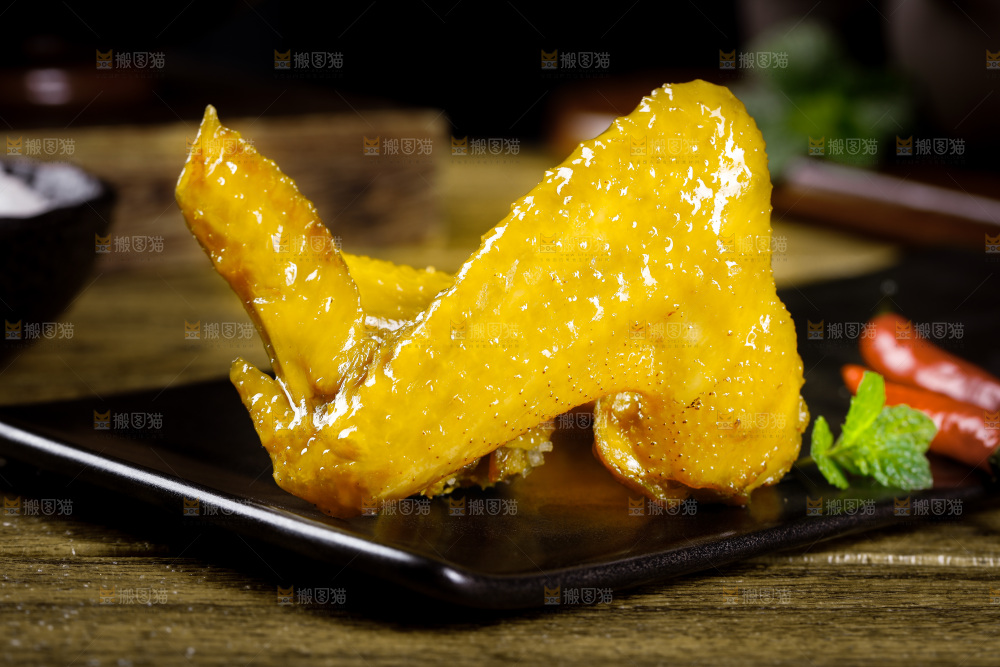 盘子里放着盐焗鸡翅