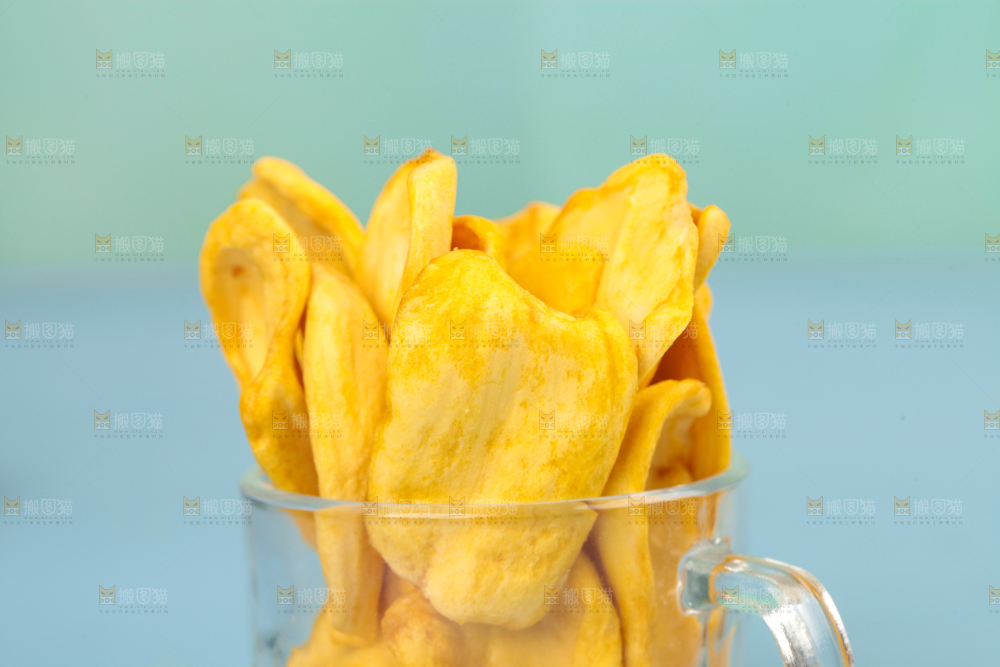 杯子里装着菠萝蜜果干