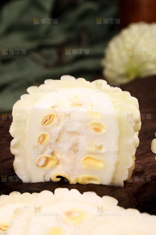 深底上摆放着新鲜苹果苦瓜