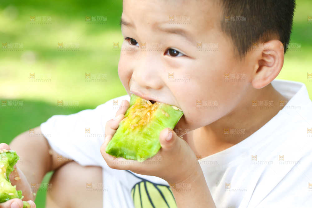小男孩正在吃羊角蜜