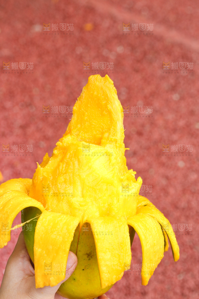 手里拿着剥皮的大青芒