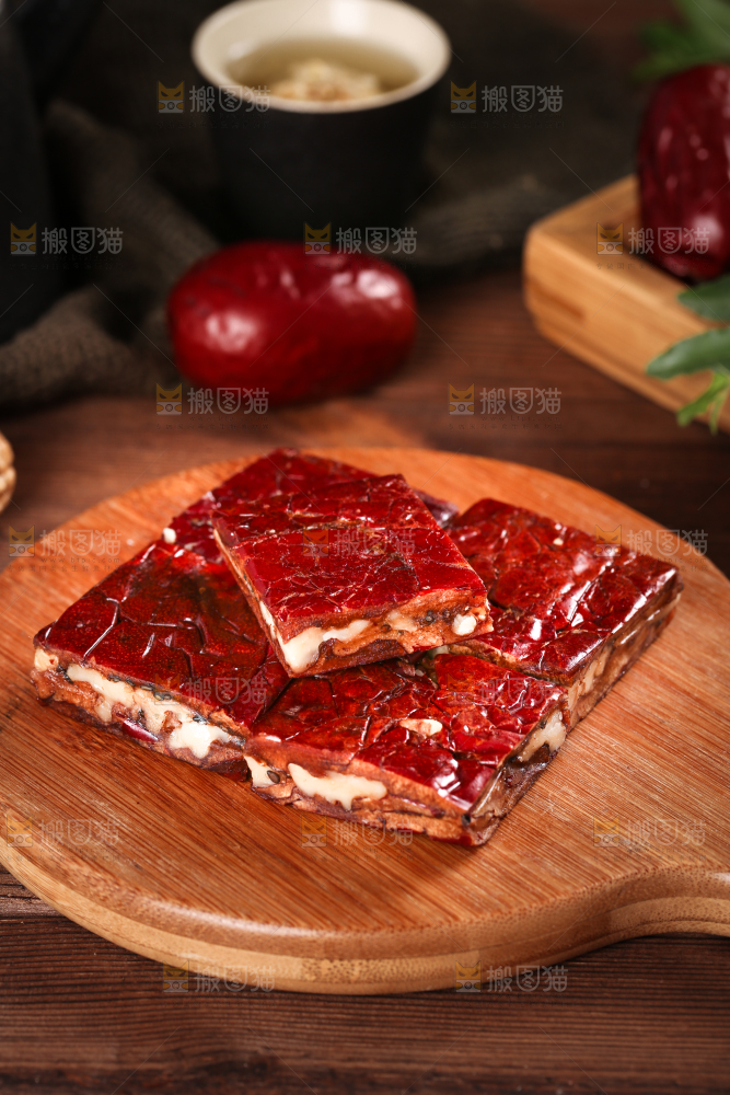 木板上放着枣夹核桃仁