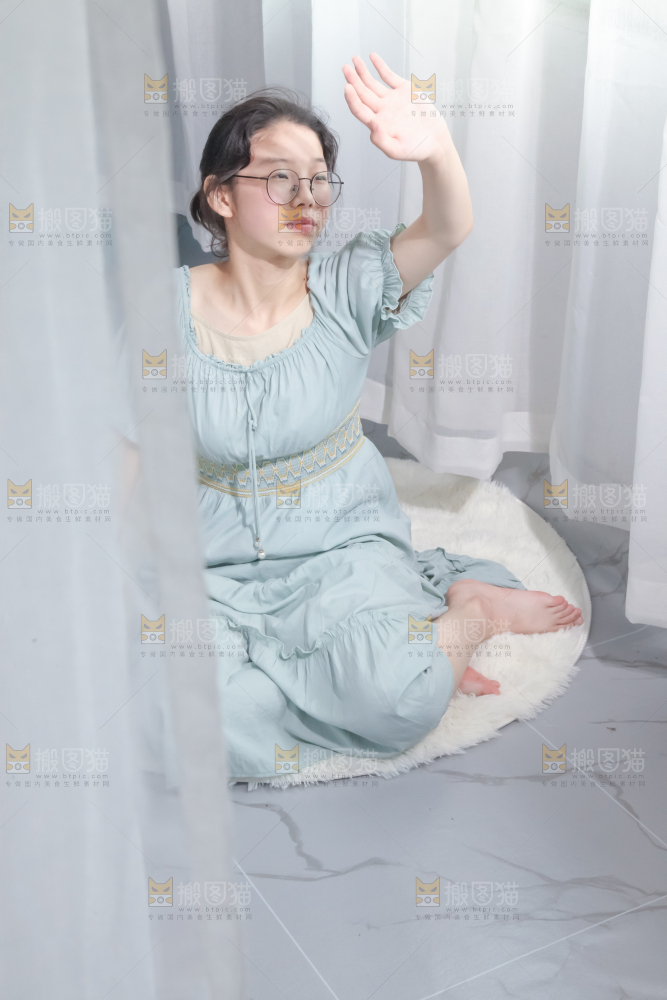 毛毯上坐着一位女孩