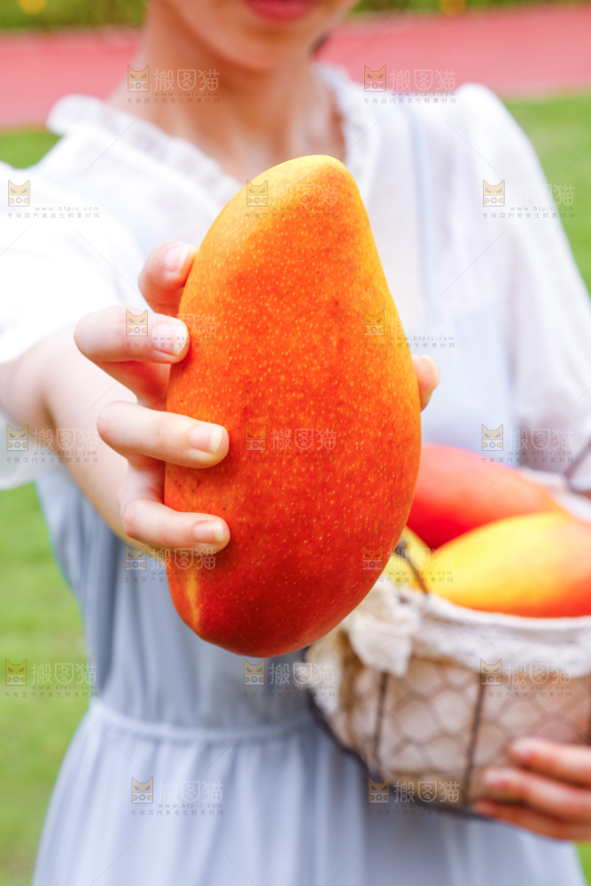 手里拿着彩芒